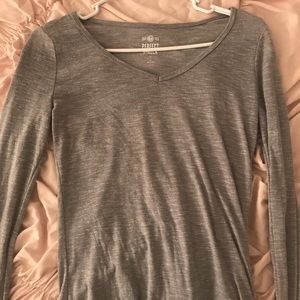 grey long sleeved shirt